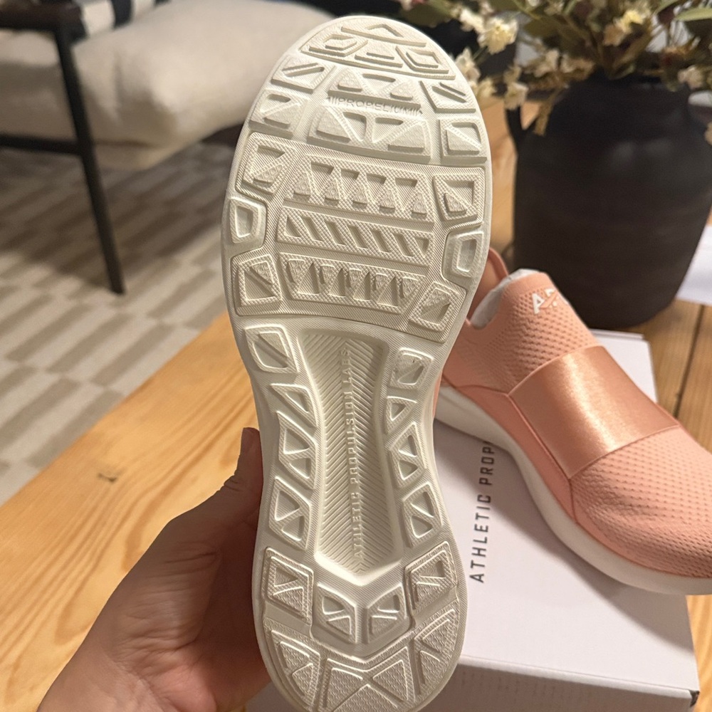 NEW APL MENS TECHLOOM BLISS BLUSH /IVORY SZ MENS 9 WOMENS 10.5 - Picture 6 of 7